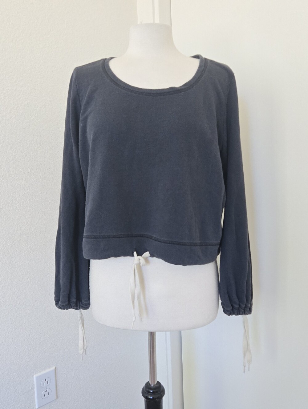 SMYTHE Cinch-Hem Drawstring-Sleeve Cropped Sweatshirt Faded Black Medium Relaxed